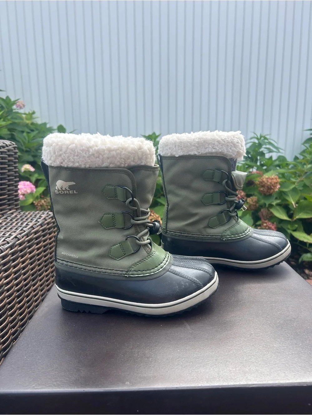 Sorel Kids Yoot Pac winter boots, size 1, bungee cord great for young kids